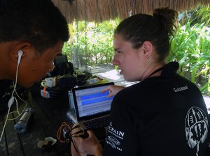 Julie montre et fait écouter les sons enregistrés la veille aux gestionnaires de la réserve marine